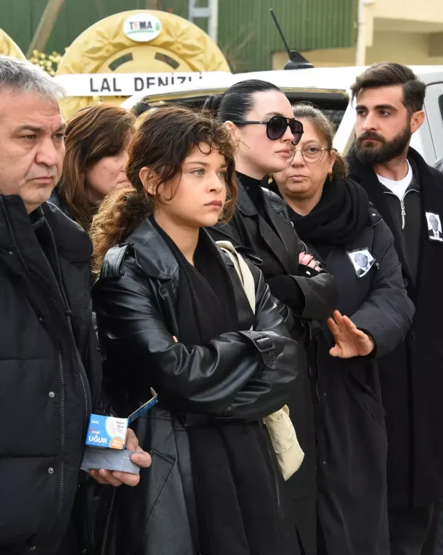 Arası kədərli günündə məşhur dostları tək qoymadı