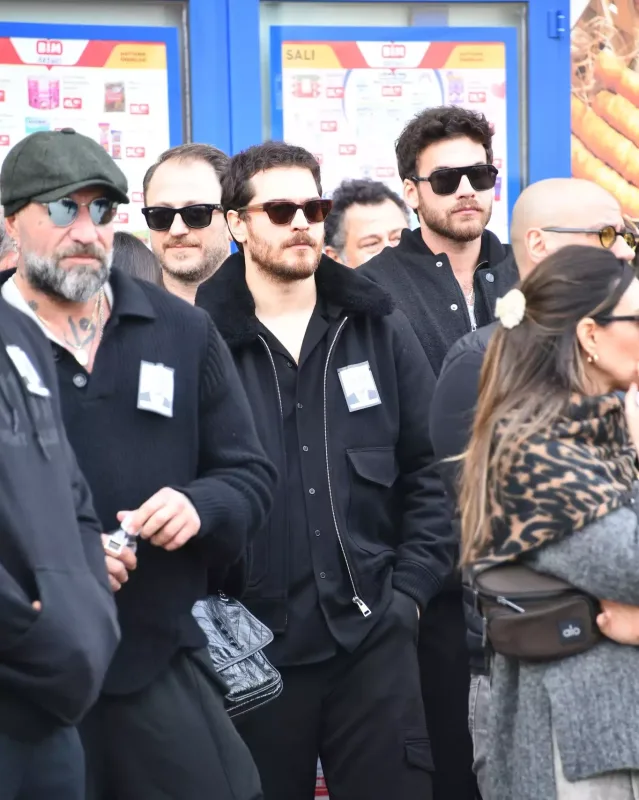 Arası kədərli günündə məşhur dostları tək qoymadı