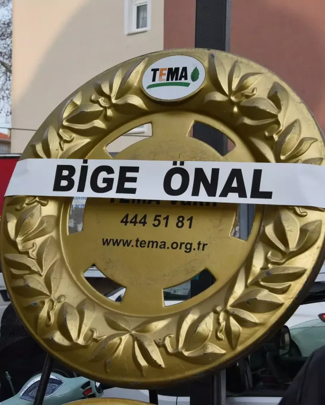 Arası kədərli günündə məşhur dostları tək qoymadı