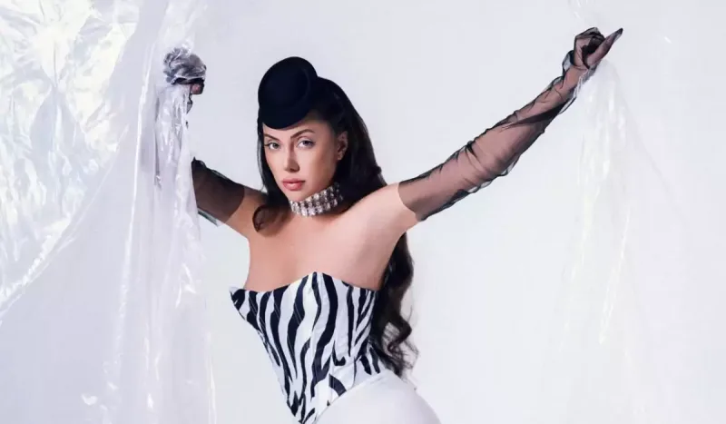 Ayan Əməkdar artistin tənqidlərinə cavab verdi