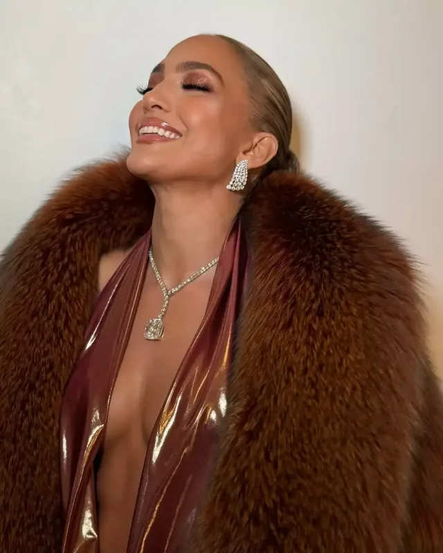 Cennifer görünüşü ilə yenə də təəccüləndirdi