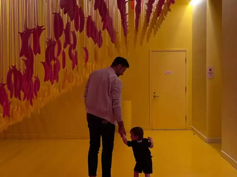 Lindsi Lohan ilk dəfə oğlunun şəkillərini yayımladı