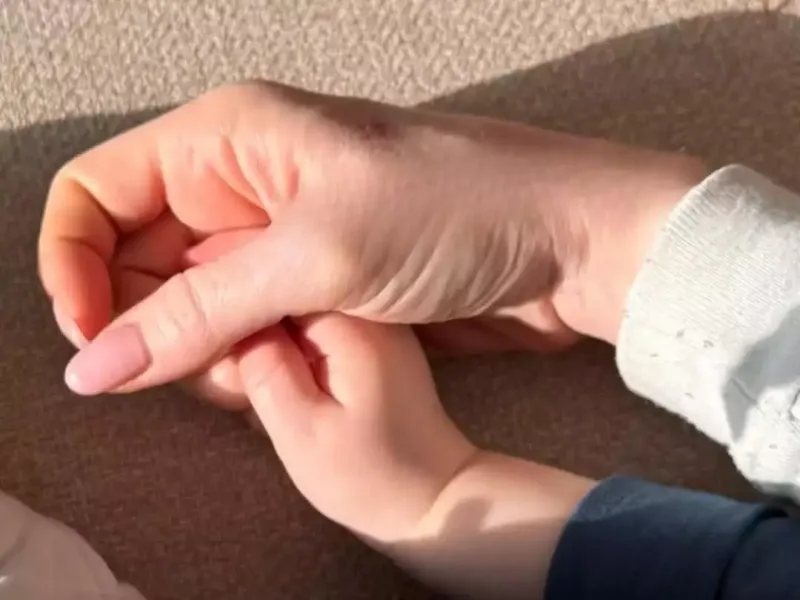 Lindsi Lohan ilk dəfə oğlunun şəkillərini yayımladı