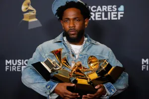 Gecədə 5 mükafat qazandı!