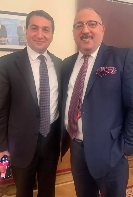 Hikmət Hacıyevlə fotosunu paylaşdı