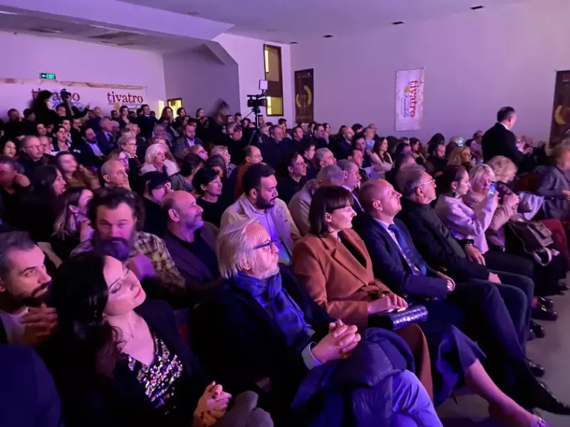 “Türk dünyasının ən yaxşı teatr aktyoru” oldu