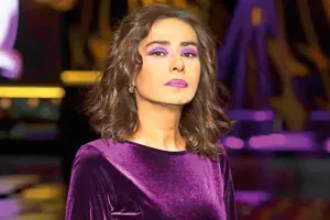 Saçını boyadı, üzü yandı