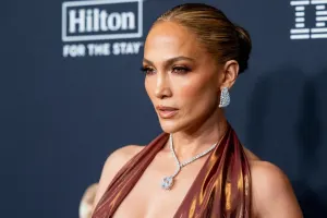 Bendən boşanan Cennifer Hollivudun subay aktyoru ilə sevgilidir?