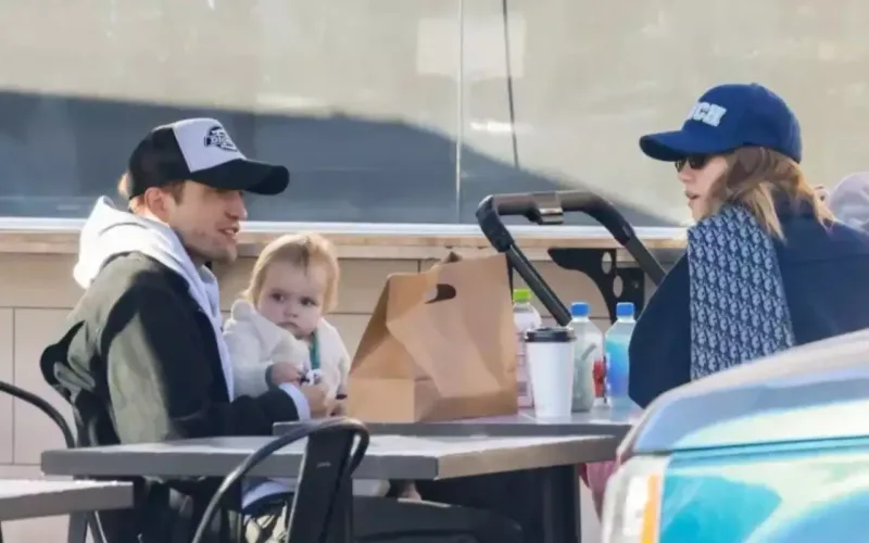 Pettinson xanımı və qızı ilə gəzintidə...