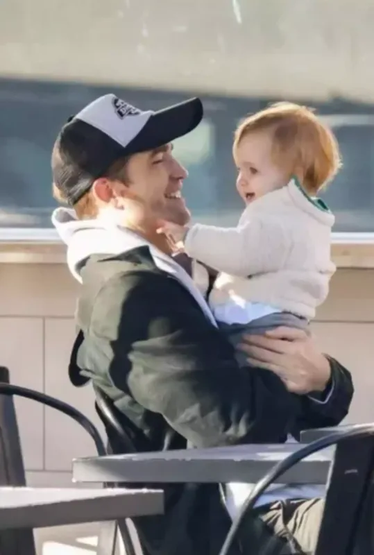 Pettinson xanımı və qızı ilə gəzintidə...