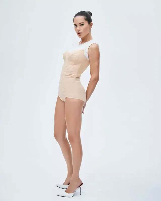 Adriana Lima alt paltarda pozalar verdi