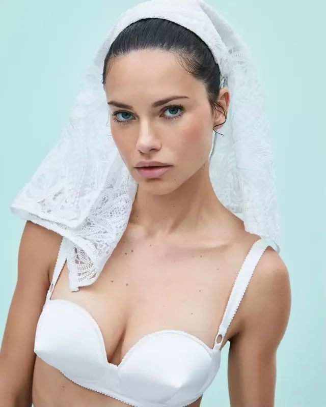 Adriana Lima alt paltarda pozalar verdi