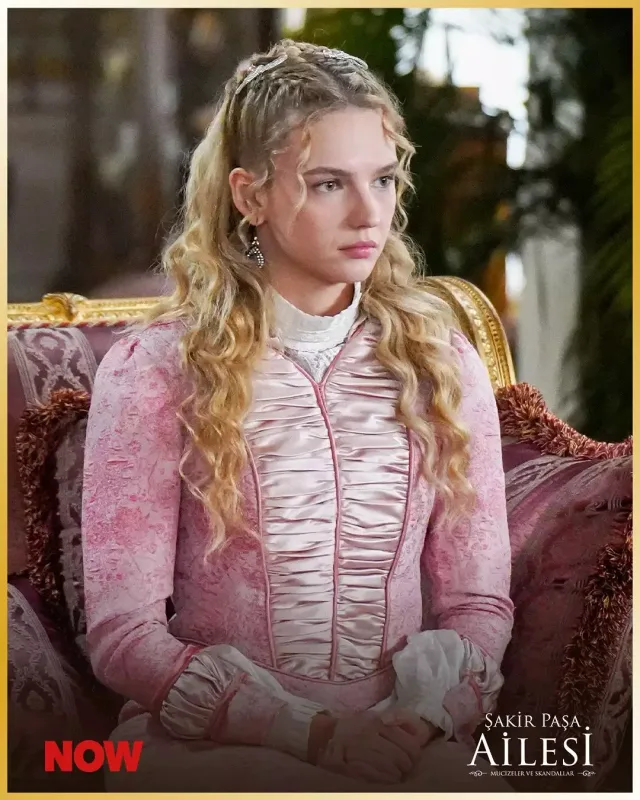 Real həyatdakı şəkilləri yayıldı