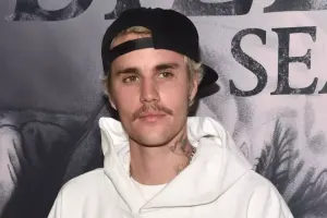 Biber bu dəfə yarıçılpaq halda görüntüləndi