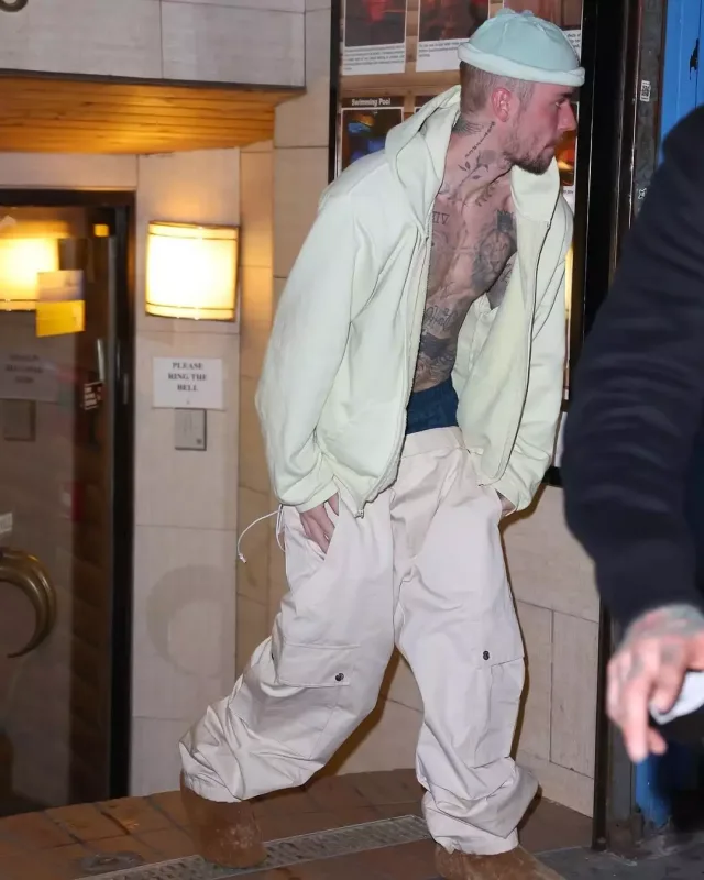 Biber bu dəfə yarıçılpaq halda görüntüləndi