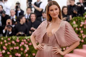 Məşhur model üçüncü övladını dünyaya gətirdi