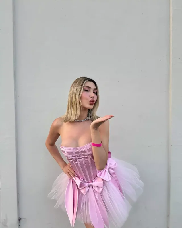 Cinsiyyət dəyişdirib qadın olan Arya onunla sevgilidir