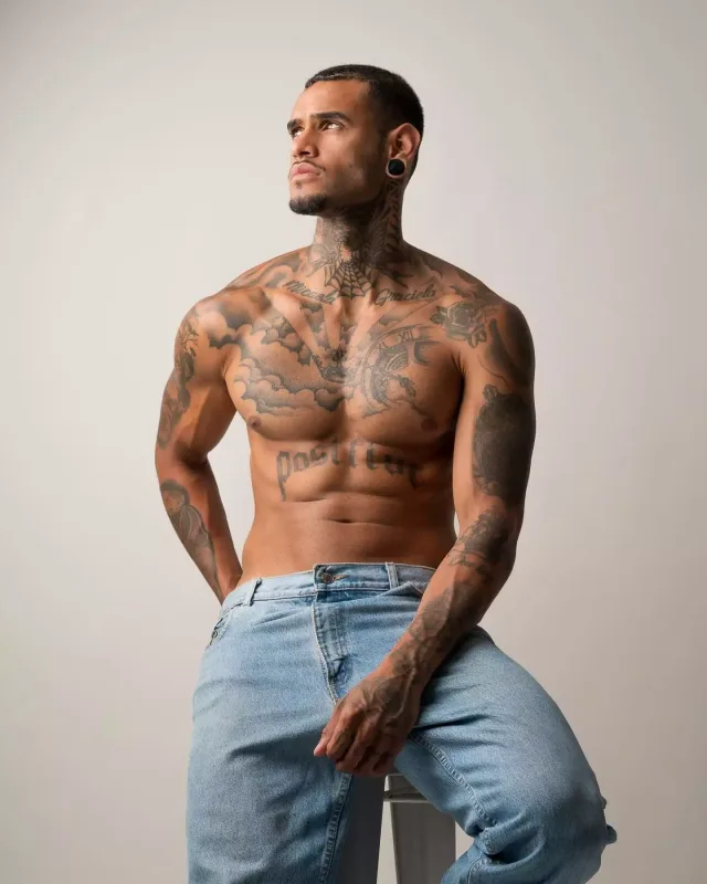 Cinsiyyət dəyişdirib qadın olan Arya onunla sevgilidir