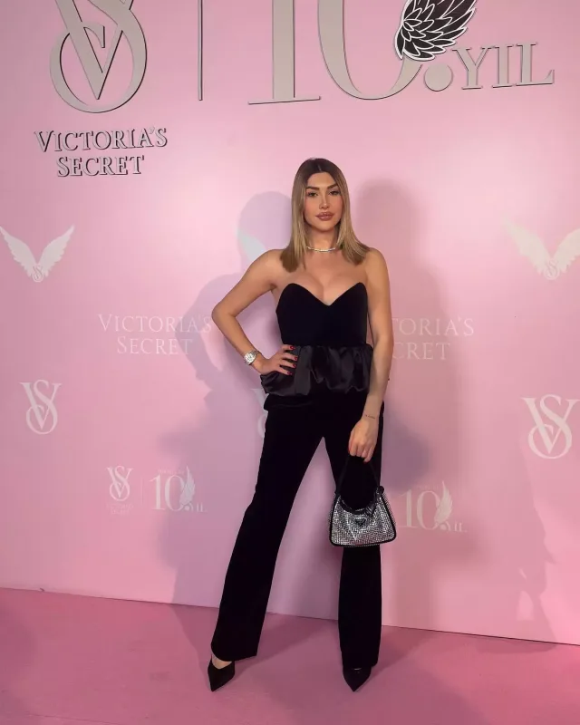 Cinsiyyət dəyişdirib qadın olan Arya onunla sevgilidir