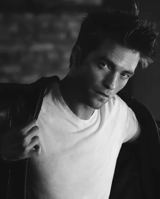 Pettinson “Dior” üçün pozalar verdi