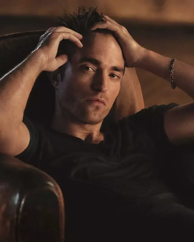 Pettinson “Dior” üçün pozalar verdi