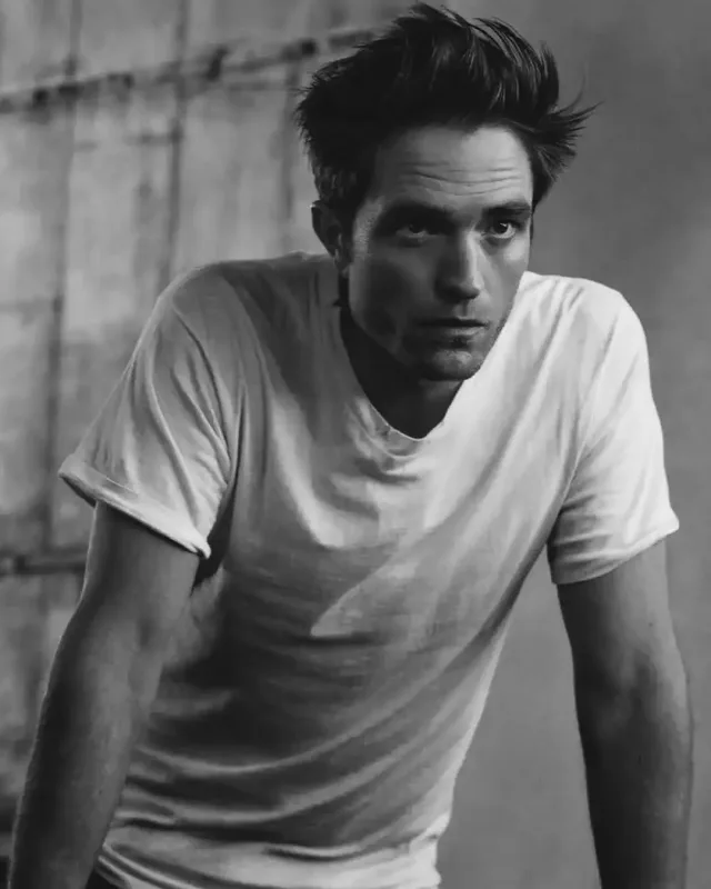 Pettinson “Dior” üçün pozalar verdi