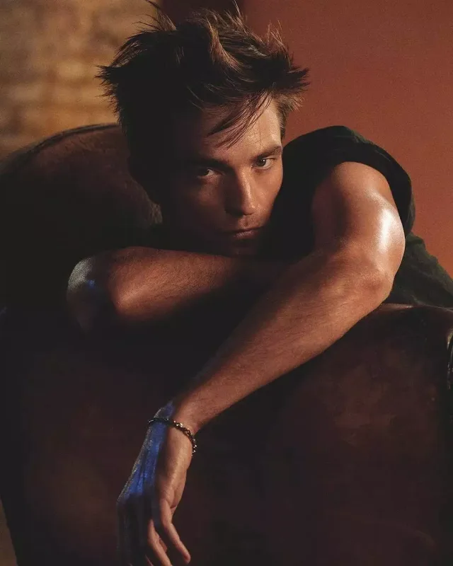 Pettinson “Dior” üçün pozalar verdi