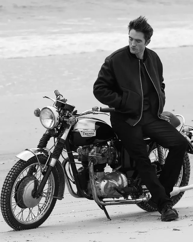 Pettinson “Dior” üçün pozalar verdi