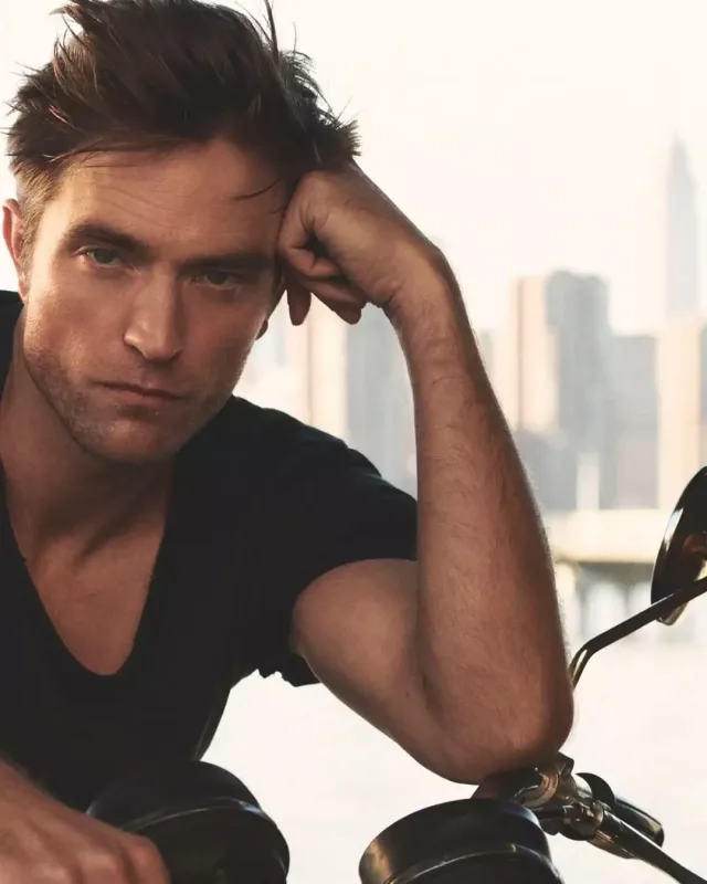 Pettinson “Dior” üçün pozalar verdi