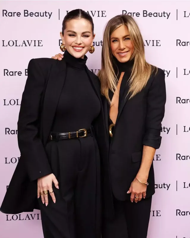 Selena Qomezlə Cennifer Eniston bir arada