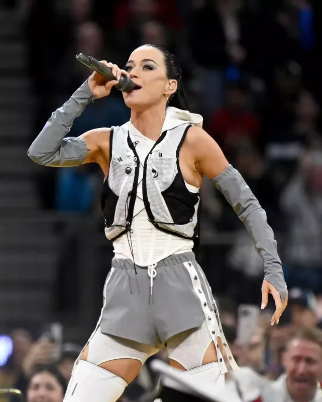 Şahzadə ilə xanımı onları izlədi