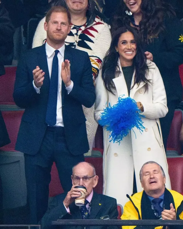 Şahzadə ilə xanımı onları izlədi