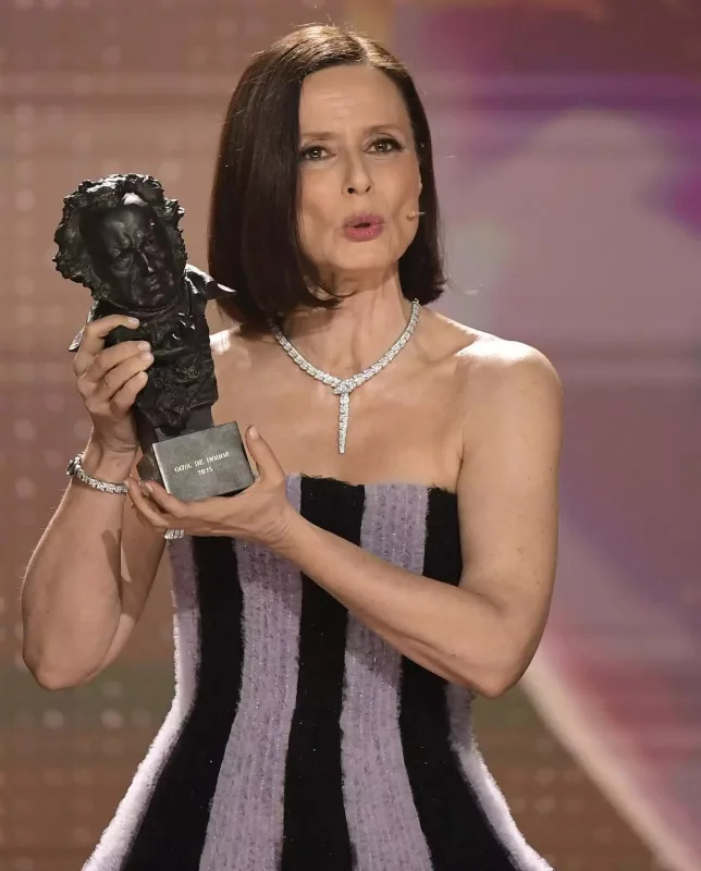 Səhnədə həmcinsi ilə öpüşdü