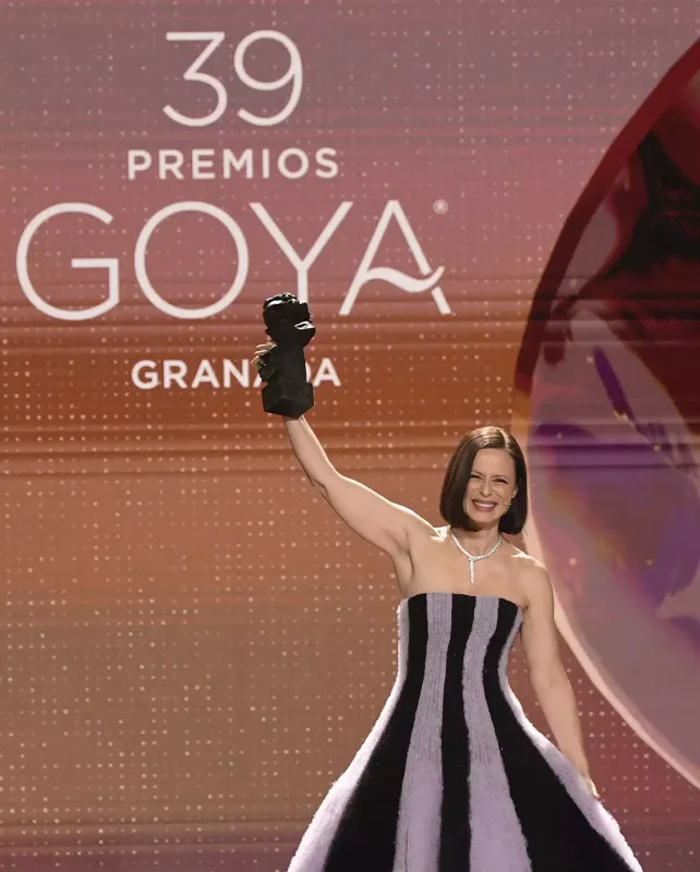 Səhnədə həmcinsi ilə öpüşdü