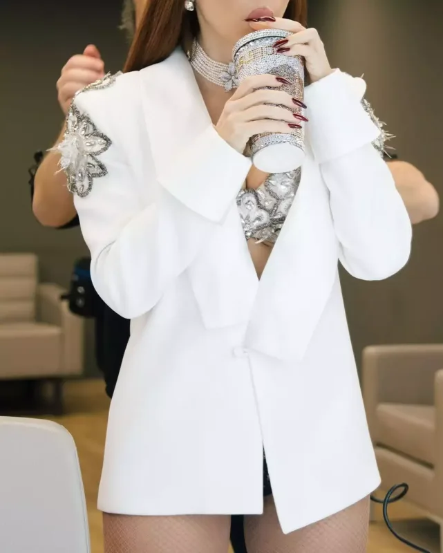 Hadisənin ağ və xardal rəngli “look”u