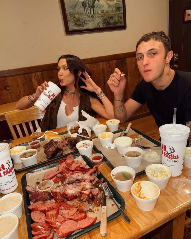 Heç vaxt üzünü göstərmədiyi qızının fotolarını paylaşdı