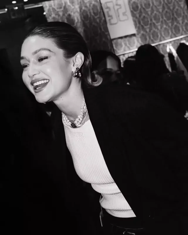 Heç vaxt üzünü göstərmədiyi qızının fotolarını paylaşdı