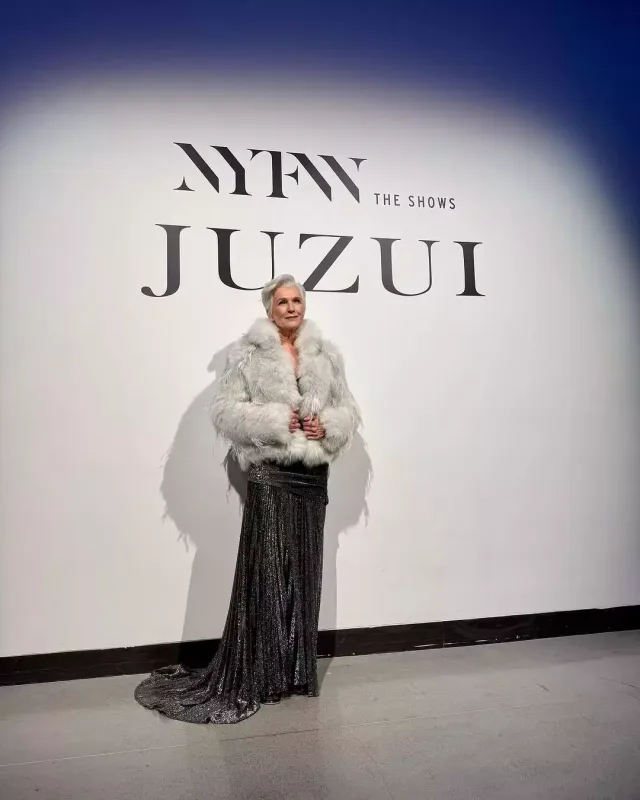 İlon Maskın 76 yaşlı anası podiuma çıxdı