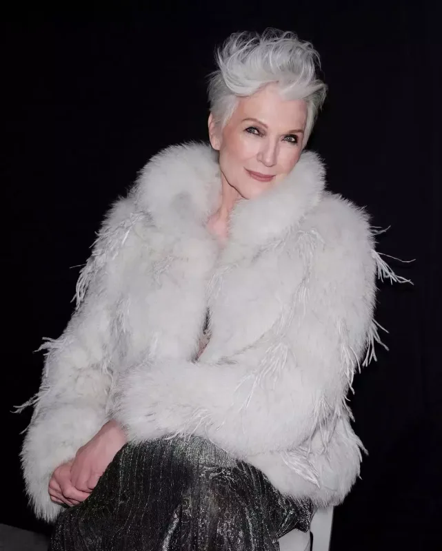 İlon Maskın 76 yaşlı anası podiuma çıxdı