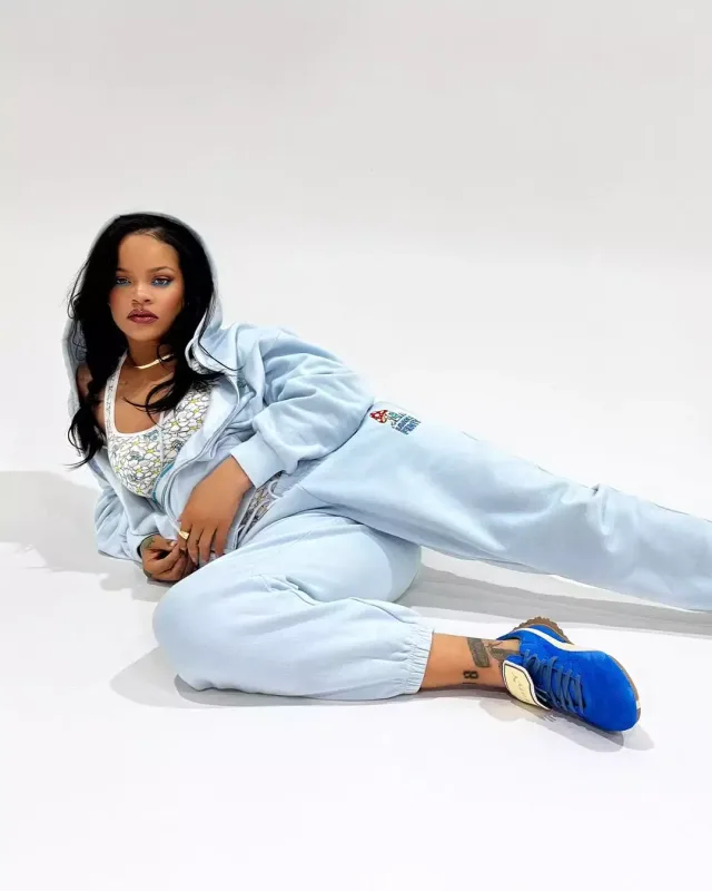 Rihanna brendi üçün alt paltarda pozalar verdi