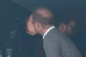 Şahzadə ilə xanımı öpüşərkən görüntüləndi