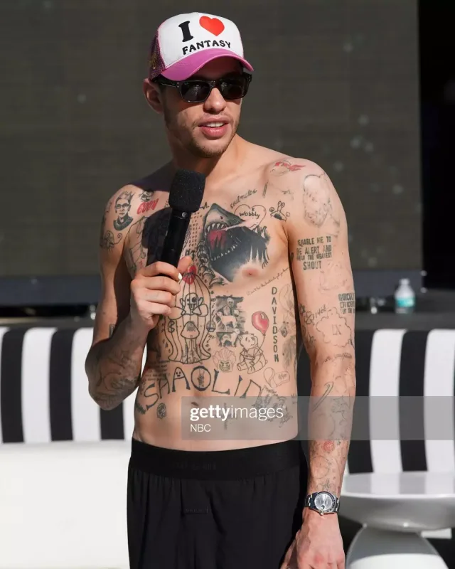 Bədənindən 200 döymə sildirdi