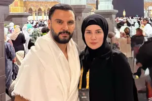 Alişan xanımı ilə Ümrə ziyarətində