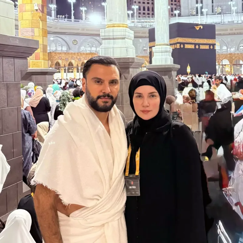 Alişan xanımı ilə Ümrə ziyarətində