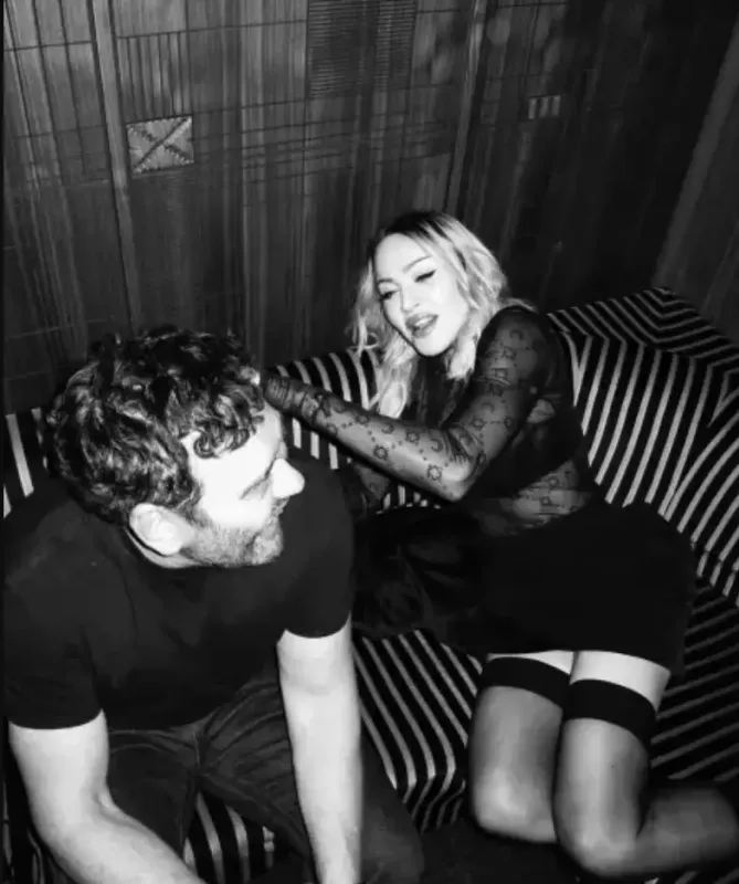 Madonna 28 yaşlı sevgilisi ilə Nyu-Yorkda belə əyləndi