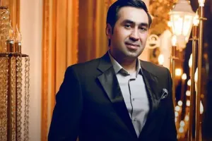 Elton Rusiyada köməksiz vəziyyətdə qalmağından danışdı