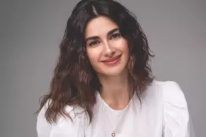 Nəsrinə sevgilisindən çobanyastığı buketi