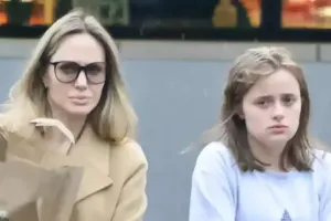 Ancelina Coli qızı ilə alış-verişdə belə görüntüləndi