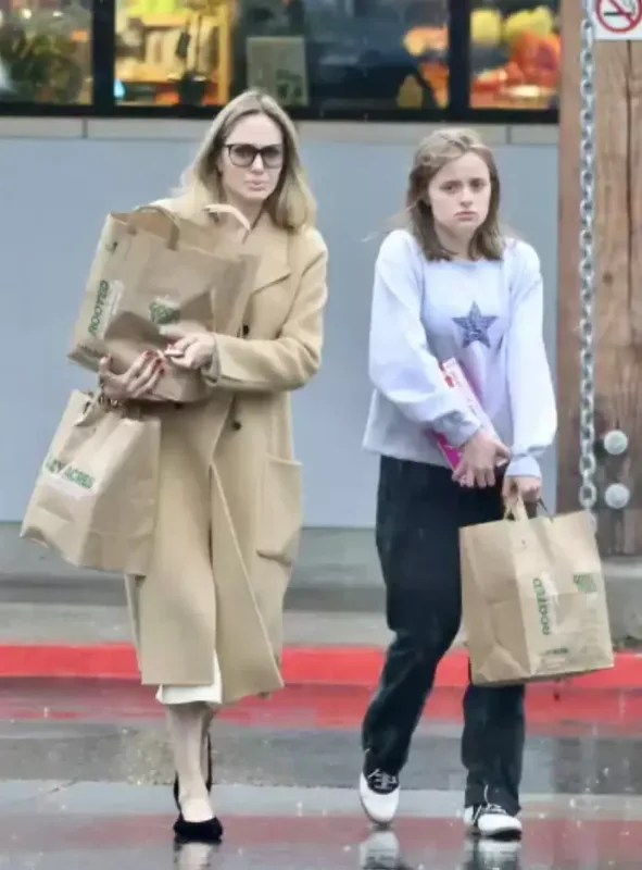 Ancelina Coli qızı ilə alış-verişdə belə görüntüləndi