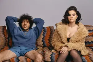 “Sevgililər günü” üçün açıq-saçıq pozalar verdilər